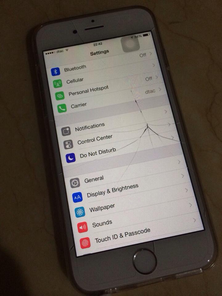 iPhone 6 จอแตก หลังชาร์จแบตทิ้งเอาไว้