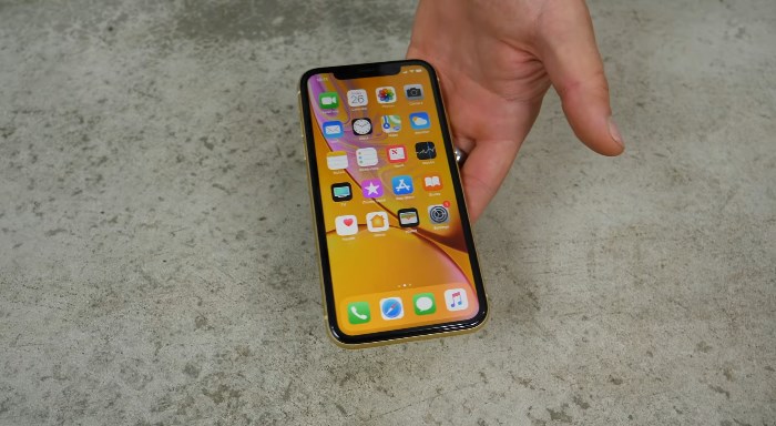 Drop Test iPhone XR กับ iPhone 8