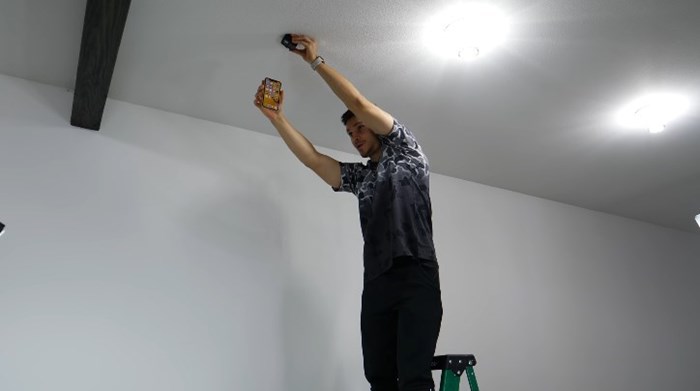 Drop Test iPhone XR กับ iPhone 8