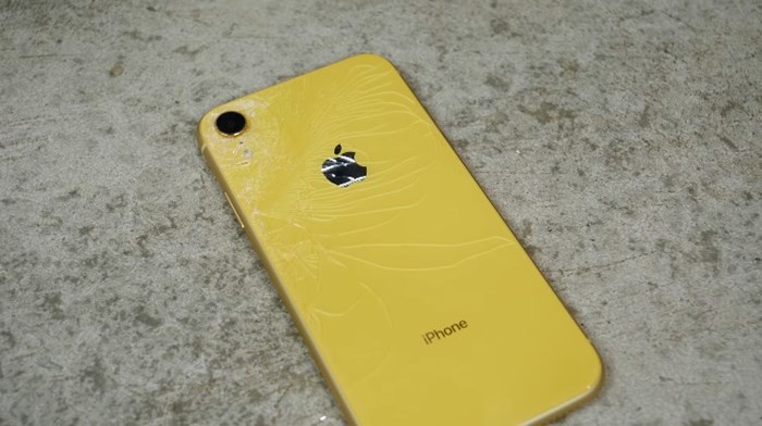 Drop Test iPhone XR กับ iPhone 8