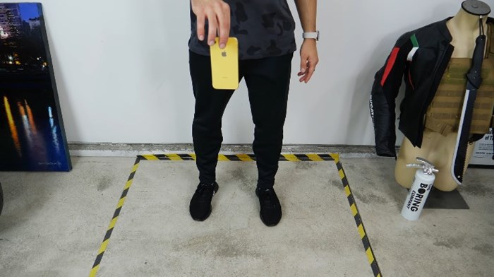 Drop Test iPhone XR กับ iPhone 8