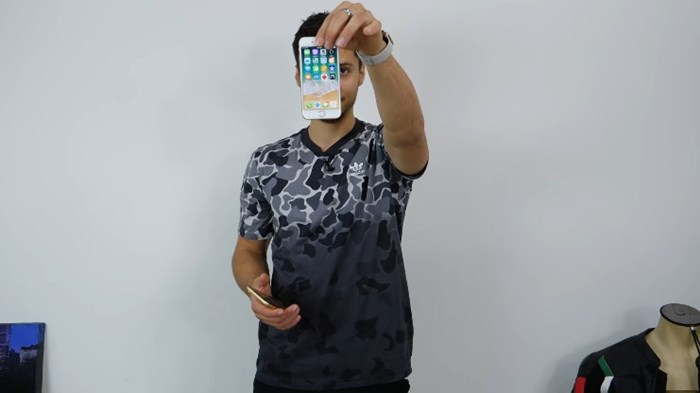 Drop Test iPhone XR กับ iPhone 8