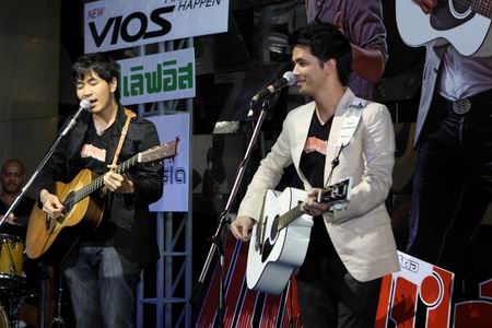 แสตมป์ ควบ ว่าน คอนเสิร์ต โชว์ของคนช่างคิด
