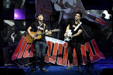 แสตมป์ ควบ ว่าน คอนเสิร์ต โชว์ของคนช่างคิด