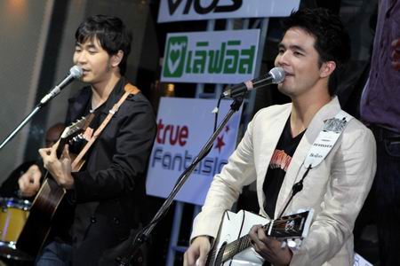 แสตมป์ ควบ ว่าน คอนเสิร์ต โชว์ของคนช่างคิด