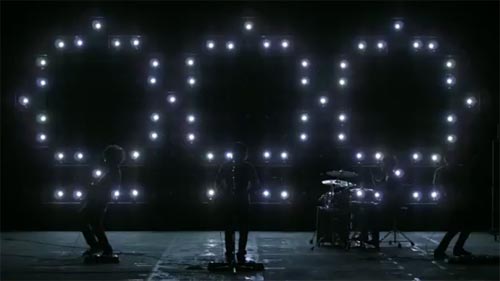 วงดนตรีญี่ปุ่นใช้แฟลชจากกล้องแทนไฟ LED วงดนตรีญี่ปุ่นใช้แฟลชจากกล้องแทนไฟ LED