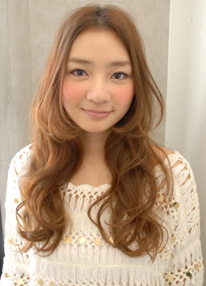 ทรงผมแสกกลางดัดลอน