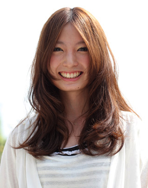 ทรงผมแสกกลางดัดลอน