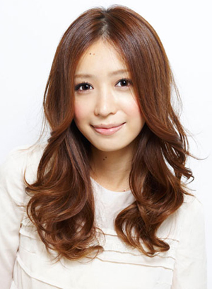 ทรงผมแสกกลางดัดลอน