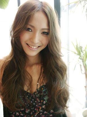 ทรงผมแสกกลางดัดลอน