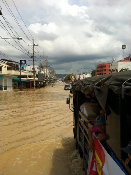 เข้าสู่จุดนํ้าท่วมหาดใหญ่ : เครดิตโดย @JJetrin