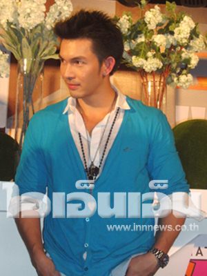 อั้ม อธิชาติ