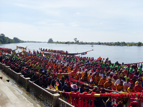 การแข่งขันเรือยาวประเพณีชิงถ้วยพระราชทาน การแข่งขันเรือยาวประเพณีชิงถ้วยพระราชทาน