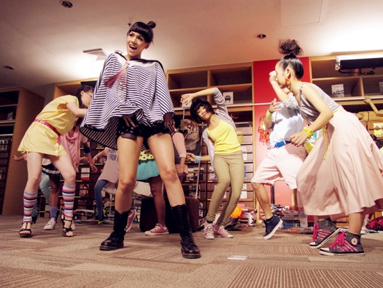 ฟีฟี่ MV เพลง What Is Your Name