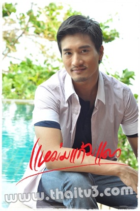 แหม่มแก้มแดง