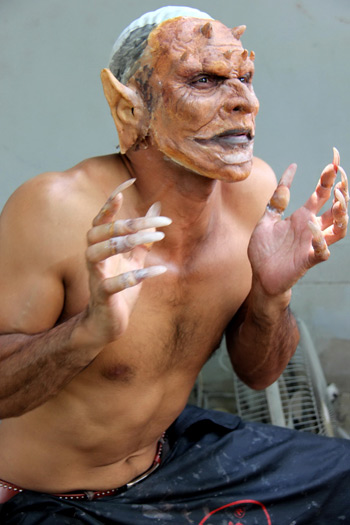 Look poo chai mai ta pod