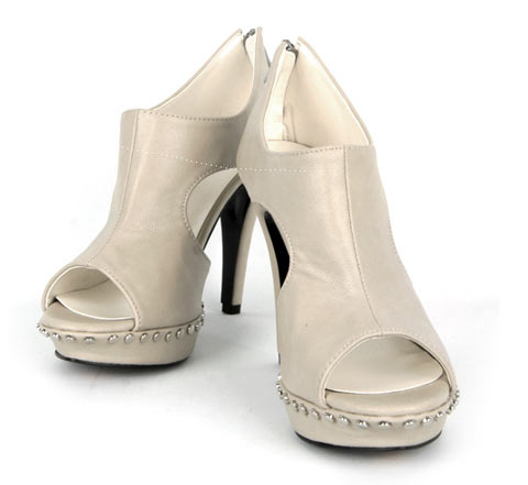 รองเท้าฉลุลาย