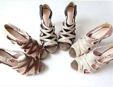 รองเท้าฉลุลาย