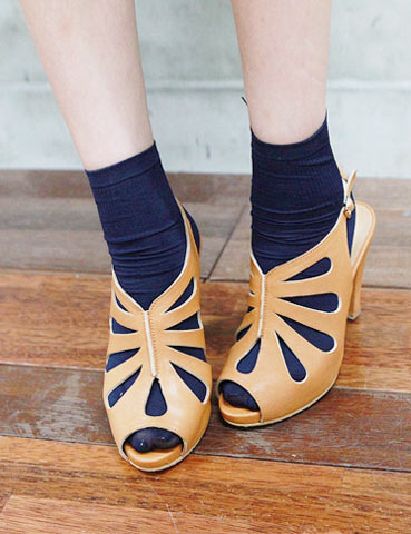 รองเท้าฉลุลาย