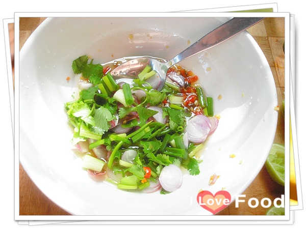 ยำผักบุ้งกรอบ
