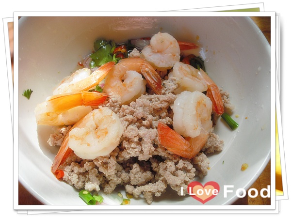 ยำผักบุ้งกรอบ