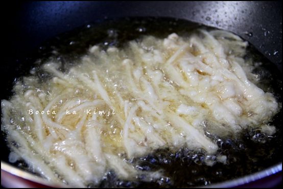 ยำผักบุ้งกรอบ