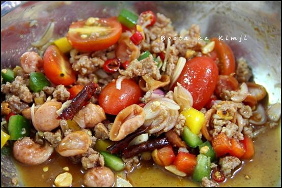 ยำผักบุ้งกรอบ