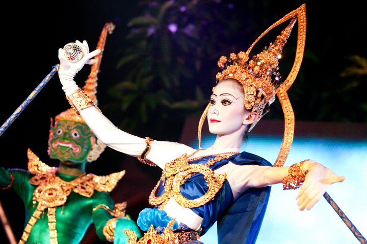 ร้อยนิทรรศน์ ยลรัตนโกสินทร์ ชุดมหาสงกรานต์ 4 ภูมิภาค