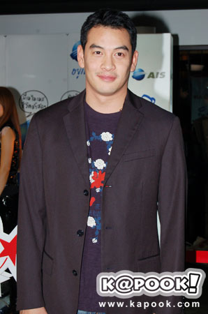 ชาคริต แย้มนาม