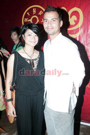 เรย์ แมคโดนัลด์ - แหม่ม สริญญา