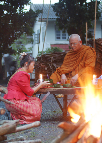 บุญปีใหม่ ให้ทานไฟเมืองนคร บุญปีใหม่ ให้ทานไฟเมืองนคร