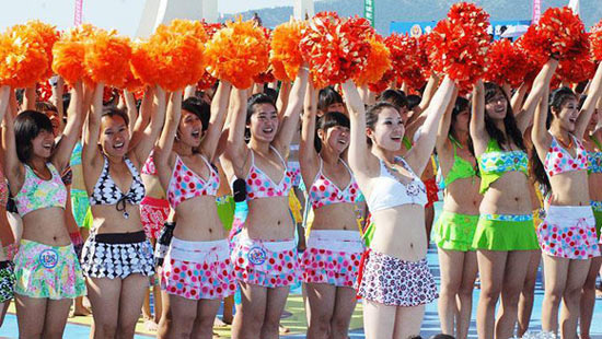 จีนถ่ายภาพหมู่สาว ๆ นุ่งบิกินี่ทุบสถิติโลก