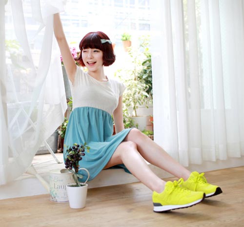 รองเท้าผ้าใบกับชุดเดรส... เข้ากันได้ เข้ากันดี รองเท้าผ้าใบกับชุดเดรส... เข้ากันได้ เข้ากันดี