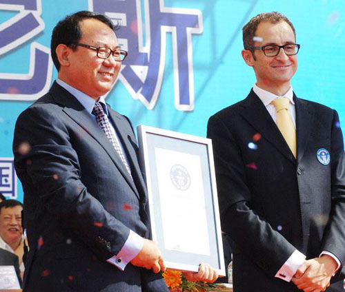 จีนถ่ายภาพหมู่สาว ๆ นุ่งบิกินี่ทุบสถิติโลก