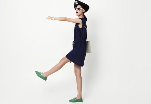 รองเท้าผ้าใบกับชุดเดรส... เข้ากันได้ เข้ากันดี รองเท้าผ้าใบกับชุดเดรส... เข้ากันได้ เข้ากันดี