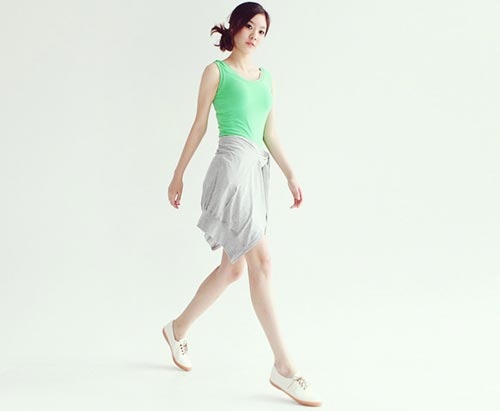 รองเท้าผ้าใบกับชุดเดรส... เข้ากันได้ เข้ากันดี รองเท้าผ้าใบกับชุดเดรส... เข้ากันได้ เข้ากันดี