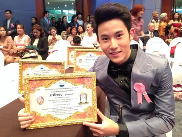 เฟม ชวิน ปลื้มเข้ารับรางวัล ระฆังทอง ประจำปี 2558 เฟม ชวิน ปลื้มเข้ารับรางวัล ระฆังทอง ประจำปี 2558