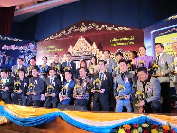 เฟม ชวิน ปลื้มเข้ารับรางวัล ระฆังทอง ประจำปี 2558 เฟม ชวิน ปลื้มเข้ารับรางวัล ระฆังทอง ประจำปี 2558