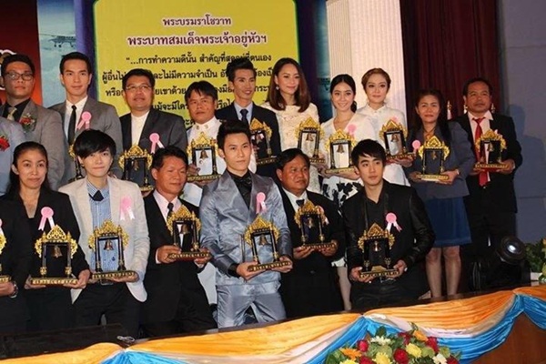 เฟม ชวิน ปลื้มเข้ารับรางวัล ระฆังทอง ประจำปี 2558 เฟม ชวิน ปลื้มเข้ารับรางวัล ระฆังทอง ประจำปี 2558