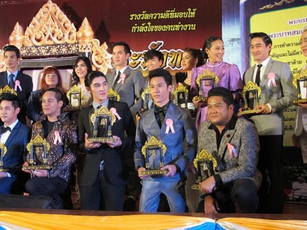 เฟม ชวิน ปลื้มเข้ารับรางวัล ระฆังทอง ประจำปี 2558 เฟม ชวิน ปลื้มเข้ารับรางวัล ระฆังทอง ประจำปี 2558