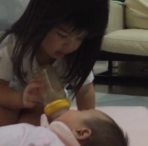 พี่โสน ช่วยพ่อมอสเลี้ยงน้อง ร้องเพลงกล่อม น้องสวรรค์ พี่โสน ช่วยพ่อมอสเลี้ยงน้อง ร้องเพลงกล่อม น้องสวรรค์