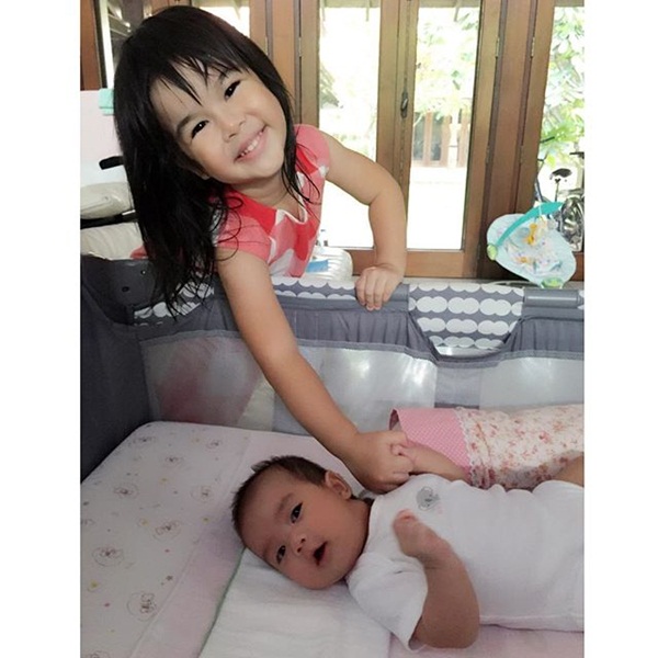 พี่โสน ช่วยพ่อมอสเลี้ยงน้อง ร้องเพลงกล่อม น้องสวรรค์ พี่โสน ช่วยพ่อมอสเลี้ยงน้อง ร้องเพลงกล่อม น้องสวรรค์