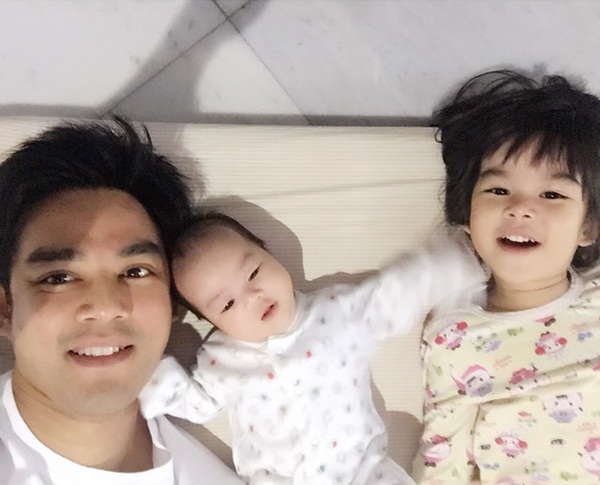 พี่โสน ช่วยพ่อมอสเลี้ยงน้อง ร้องเพลงกล่อม น้องสวรรค์ พี่โสน ช่วยพ่อมอสเลี้ยงน้อง ร้องเพลงกล่อม น้องสวรรค์