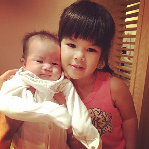 พี่โสน ช่วยพ่อมอสเลี้ยงน้อง ร้องเพลงกล่อม น้องสวรรค์ พี่โสน ช่วยพ่อมอสเลี้ยงน้อง ร้องเพลงกล่อม น้องสวรรค์