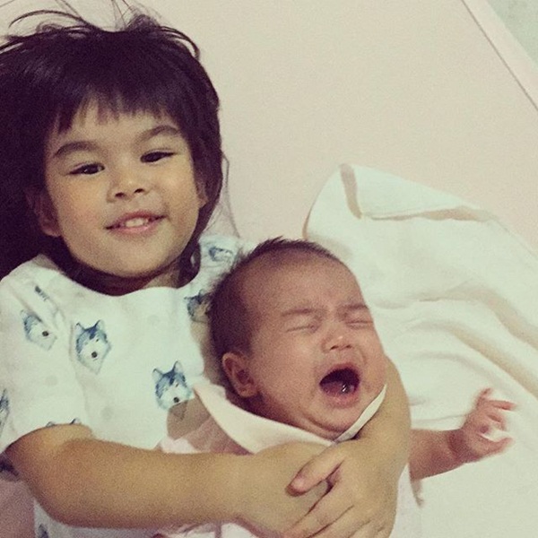 พี่โสน ช่วยพ่อมอสเลี้ยงน้อง ร้องเพลงกล่อม น้องสวรรค์ พี่โสน ช่วยพ่อมอสเลี้ยงน้อง ร้องเพลงกล่อม น้องสวรรค์