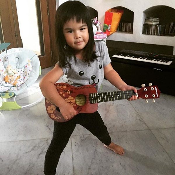 พี่โสน ช่วยพ่อมอสเลี้ยงน้อง ร้องเพลงกล่อม น้องสวรรค์ พี่โสน ช่วยพ่อมอสเลี้ยงน้อง ร้องเพลงกล่อม น้องสวรรค์