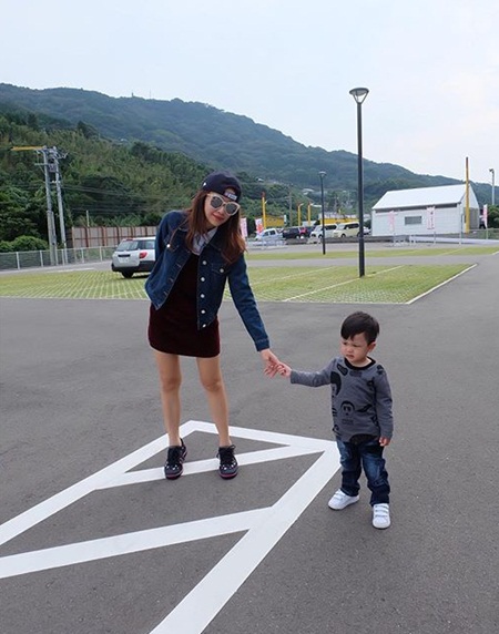 ป๊อป นิธิ ใส่รองเท้าให้ เป้ย ป๊อป นิธิ ใส่รองเท้าให้ เป้ย