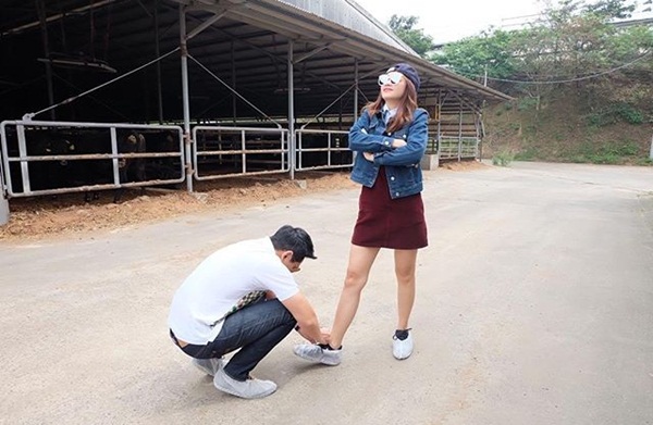 ป๊อป นิธิ ใส่รองเท้าให้ เป้ย ป๊อป นิธิ ใส่รองเท้าให้ เป้ย