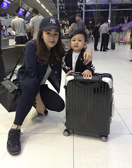 ป๊อป นิธิ ใส่รองเท้าให้ เป้ย ป๊อป นิธิ ใส่รองเท้าให้ เป้ย