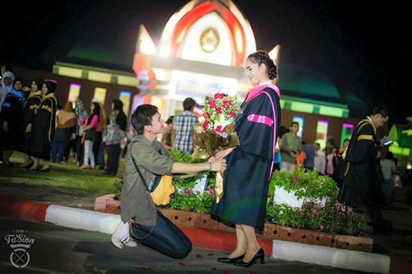 หนุ่มคุกเข่าขอสาวรุ่นพี่แต่งงานในวันรับปริญญา หนุ่มคุกเข่าขอสาวรุ่นพี่แต่งงานในวันรับปริญญา